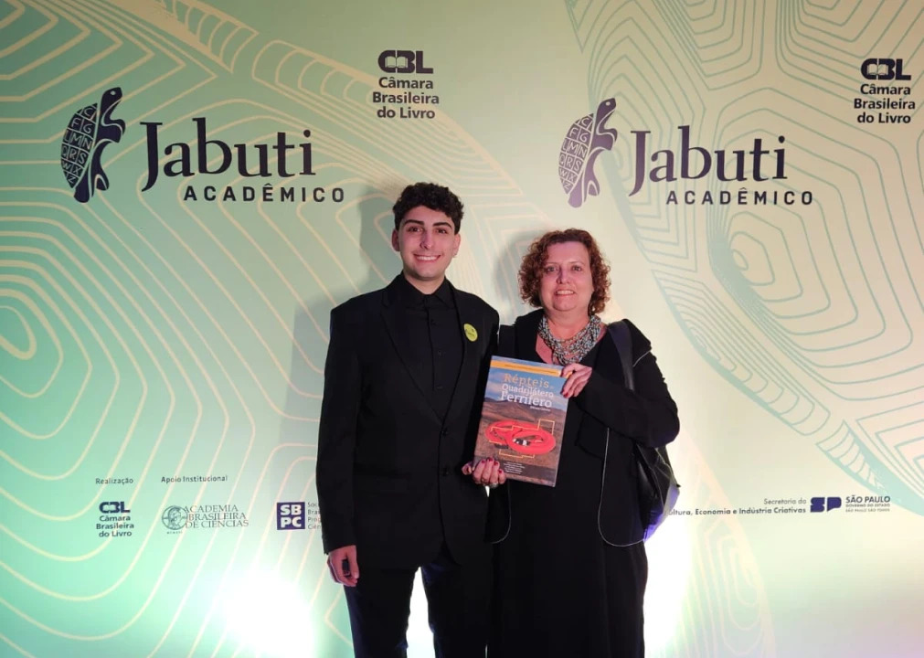 João G. Moreira e Flávia Guimarães na cerimônia do Jabuti Acadêmico 2025