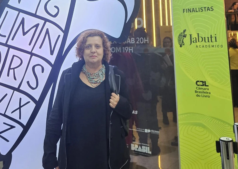 Flávia Guimarães no painel de finalistas do Jabuti Acadêmico
